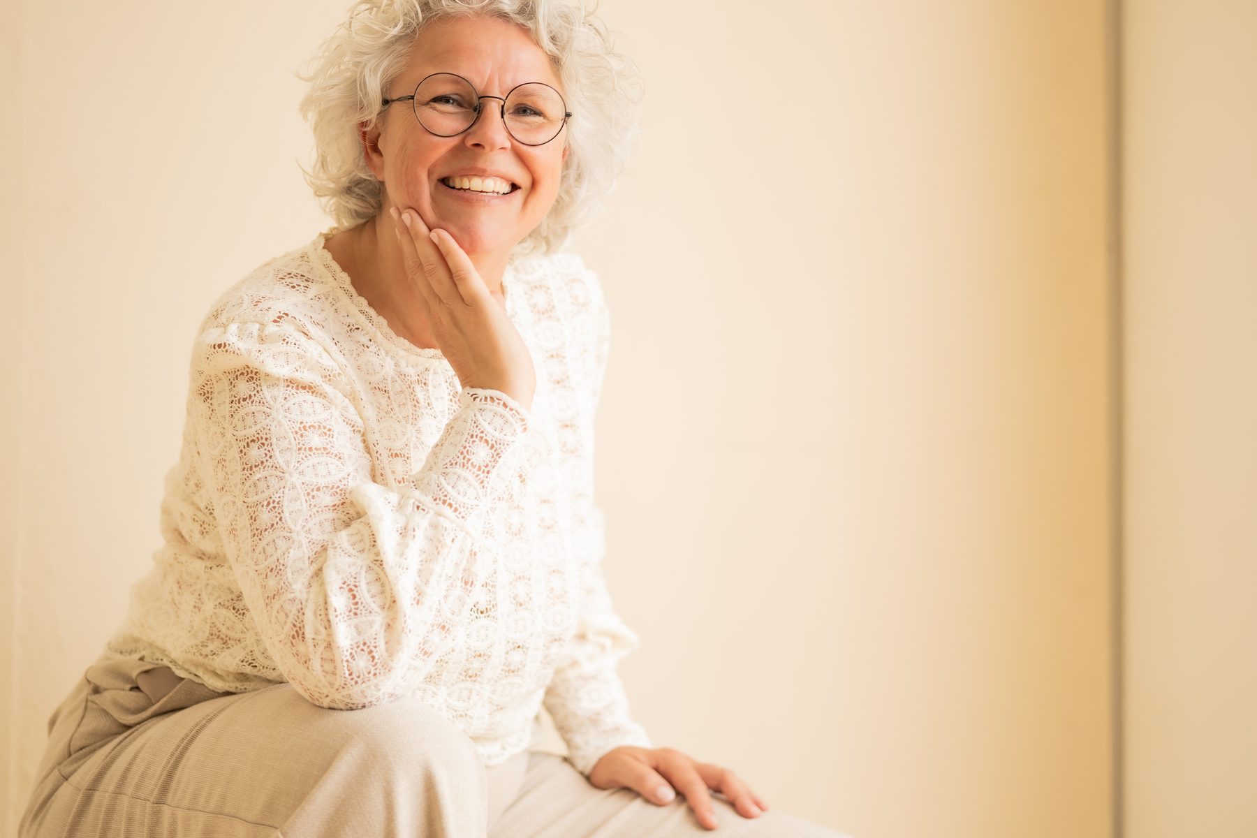 Claudine Koppes in een rustige lichte ruimte